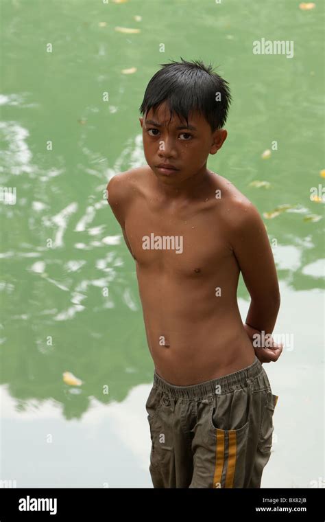 ein filipino junge steht in der nähe von einem teich nach dem schwimmen stockfotografie alamy