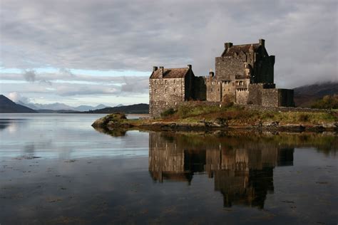 File:Eilean Donan Castle at Loch Duich.jpg - Wikimedia Commons