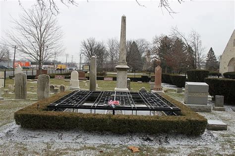 Henry Fords Graveford Cemetery Detroitmi Ford Cemeteries Henry Ford