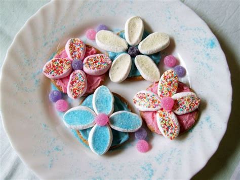 Marie Biscuits With Marshmallow Flowers Jpeg Image 640×480 Pixels