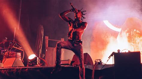 Travis Scott Kicks Fan Off Stage Vcu Homecoming Youtube