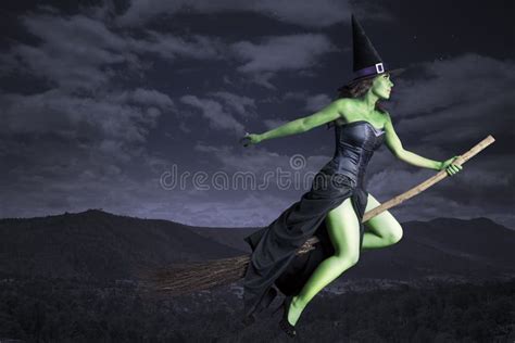 Witch Flying On Broomstick Streamingsilope