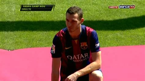 photos vermaelen poses in barcelona kit after completing £15m move arsenal station arsenal