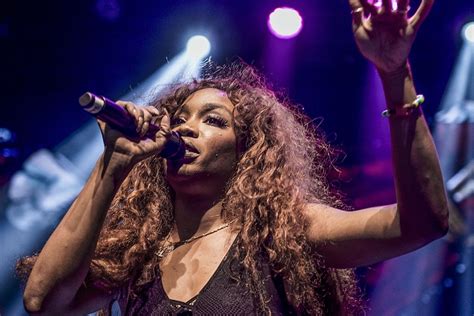 Post Astroworld Sza Stops Concert After Fan Falls Unconscious