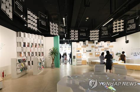 대책위는 하루 13∼16시간 중 절반을 분류작업에 매달리면서도 단 한 푼의 임금도 받지 못하고 있다며 분류작업에 추가 인력을 투입해야만 과로사를 줄일 수 있다고 주장했다. '서울의 도시재생 이야기를 들어보세요' | 연합뉴스
