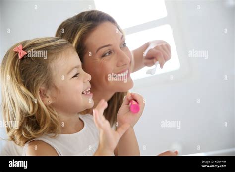 Madre E Hija En El Baño Cepillar Sus Dientes Fotografía De Stock Alamy