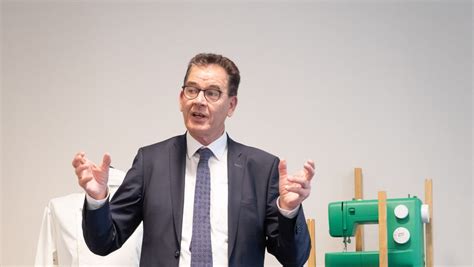 Sie besuche ihn täglich im pflegeheim. Lieferkettengesetz: Gerd Müller kämpft für faire ...