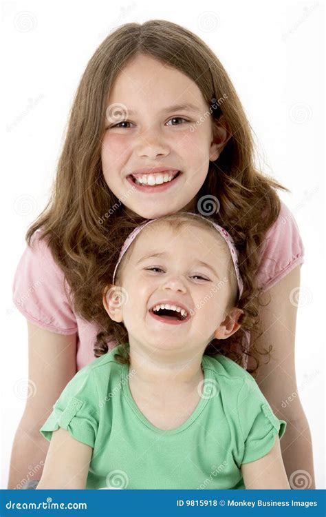 Verticale De Deux Jeunes Filles Photo Stock Image Du Heureux Jeune