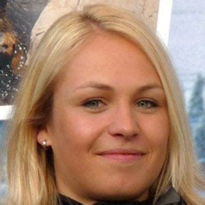 Magdalena neuner hat im biathlon alles gewonnen, heute begleitet sie die wettbewerbe als kommentatorin. Magdalena Neuner - Bio, Facts, Family | Famous Birthdays