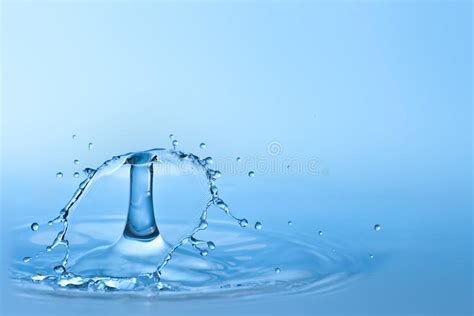 Limpie La Gota Azul Del Agua Que Salpica En Agua Clara Imagen De