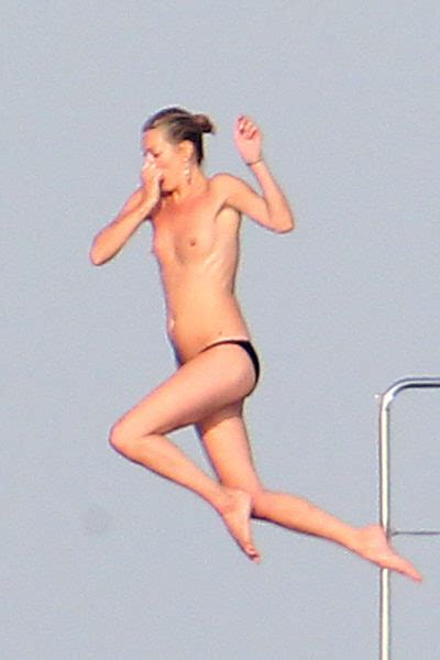 Kate Moss seins nus sur une plage à Saint Tropez Femme libertine