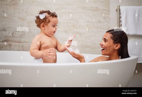Niño Bañándose En La Bañera Fotografías E Imágenes De Alta Resolución