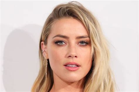 Amber Heard Flaunts Sideboob In Eye Popping Up Skirt Booty Exposé Daily Star