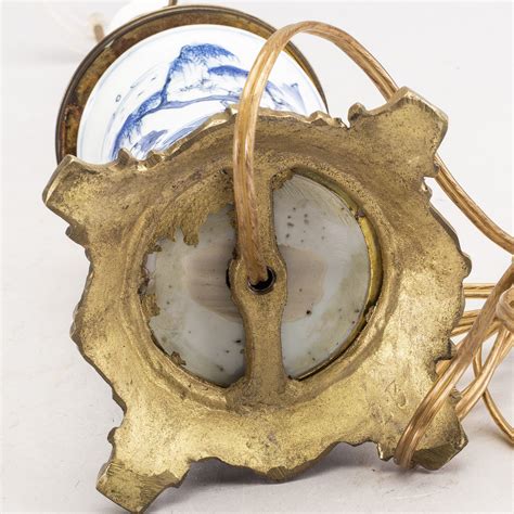 Sånger för ensamma älskare (levande på slagthuset 98.11.27). Vas, omgjord till bordslampa, porslin. Qingdynastin, Kangxi. - Bukowskis