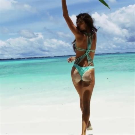 Alessandra Ambrósio dança e faz topless em clipe sensual na praia