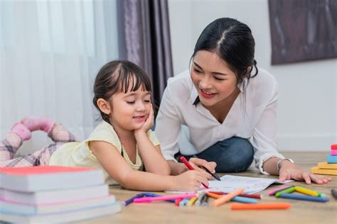 Mamá Enseñando A Su Hija A Dibujar En Clase De Arte Volver A La