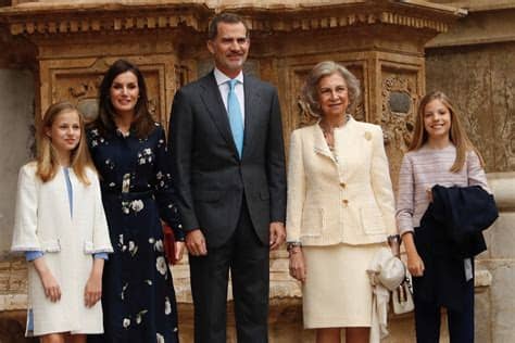 El rey suscribe tres convenios con la administración general del estado (intervención general del estado, secretaría de estado de comercio y abogacía. Spanish Royal Family Attends Easter Mass | RegalFille ...