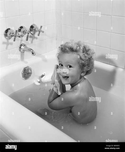 Badewanne Kinder Schwarz Weiß Nostalgie Fotos Und Bildmaterial In