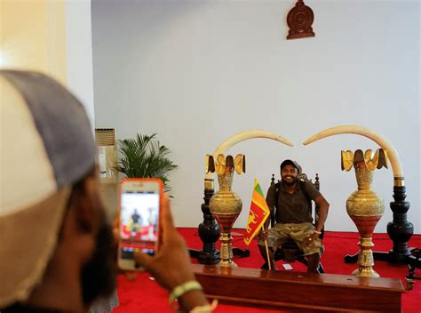 Sri Lankan Protestors Overrun Presidential Palace Daily Sabah