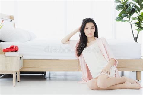 Sexy Frau In Den Pyjamas Die Auf Boden Im Schlafzimmer Sitzen Stockbild Bild Von Glücklich