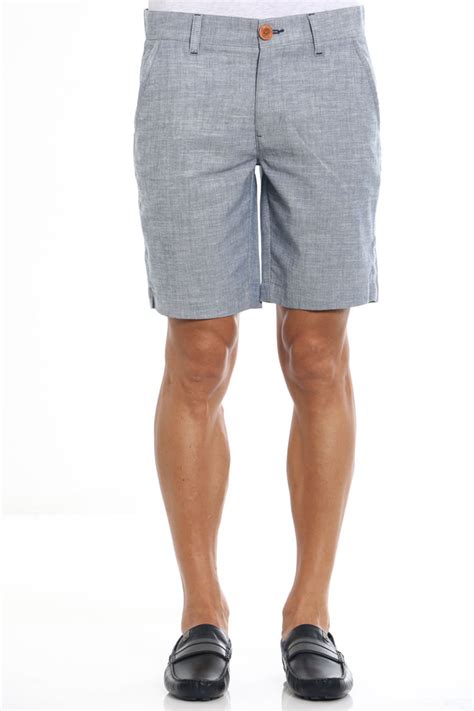 Esta indumentaria masculina es originaria de reino unido, tomando popularidad durante el siglo xx al ser usadas por el ejército británico; Bermuda para hombre - Velez