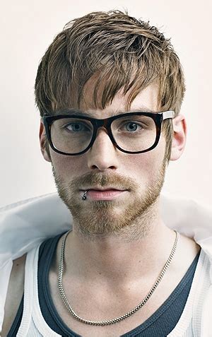 This works well with layered cuts by highlighting strands and bringing out the messy structure of the haircut. Messy Mens Hair Styles for Fall|