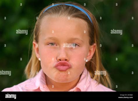 Kleines Mädchen Die Ihre Lippen Kräuseln Stockfotografie Alamy
