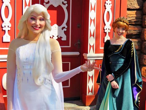 Elsa And Anna Outside Royal Sommerhus EPCOT Meeko Flickr