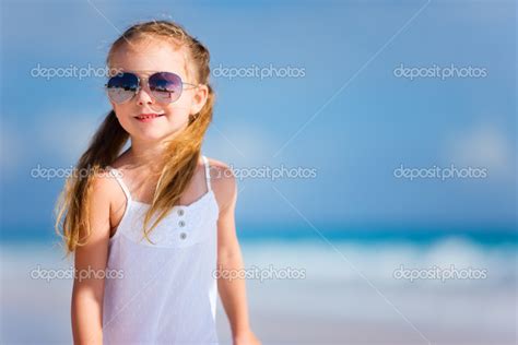 adorable niña en la playa fotografía de stock © shalamov 44986099 depositphotos