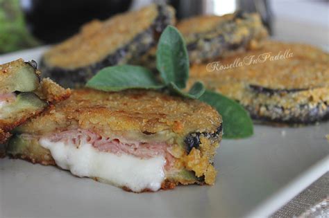 2 melanzane viola 200 gr di prosciutto cotto 200 gr di edamer a fette erba cipollina 2 uova 300 gr circa di pane grattugiato 50 gr di parmigiano grattugiato sale 1 posizionare i cordon bleu su di una teglia foderata con carta forno. Cordon bleu di melanzane in padella o al forno