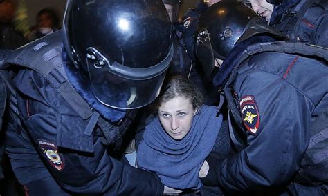 Russland Pussy Riot Sängerinnen Wieder Verhaftet