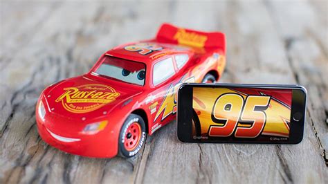 Madera, hojalata, cartón, celuloide y finalmente plástico. Rayo McQueen de Sphero, el coche robot más avanzado del ...