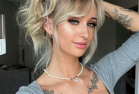 Tattoo Model Essie Haalt Alles Uit De Kast Om Haar Tatoeages én Prachtige Lichaam Te Showen Fotos