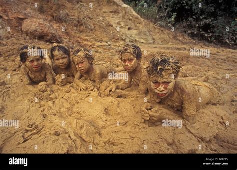 Mayoruna Indische Kinder Im Schlamm Tropischer Regenwald Amazonas
