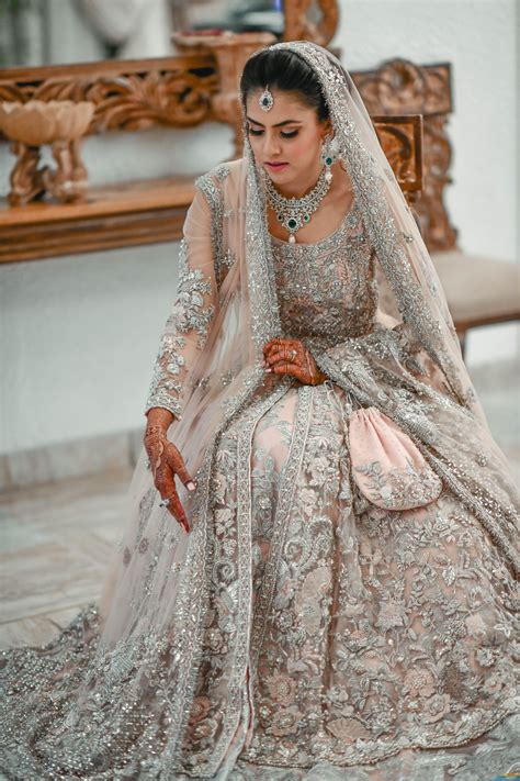 Es gibt sie in unterschiedlichen materialien, wie satin oder tüll, und auch farben, so dass man die. Pin auf Dresses + Outfits
