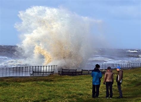 huge waves crash on merseyside beaches as high tides hit region liverpool echo