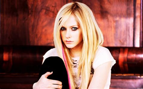 Avril Lavigne Cute Blonde Lovly Singer Hd Wallpaper Peakpx