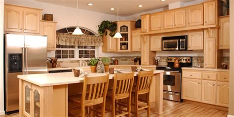 With their golden color, light maple cabinets can instantly warm and brighten any kitchen. Benefits of Maple Kitchen Cabinets | Cabinetry & Stone ...