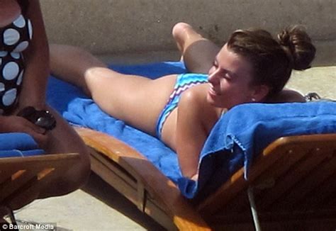 1 day ago · wayne rooney walks with two blondes to a budget hotel — where photos of him passed out went viral. Wayne and Coleen Rooney celebrate £8m pay rise on luxury ...