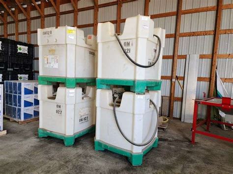 4 250 Gallon Totes Come With 2 Pumps Unsure Of Working Condition