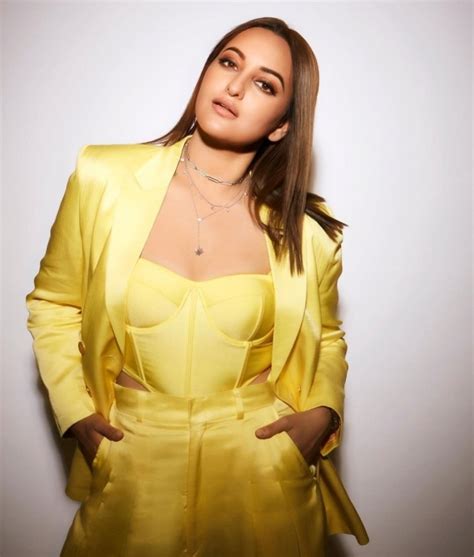 Sonakshi Sinha Photos Hd Latest Images Pictures Stills Of Sonakshi Sinha Filmibeat