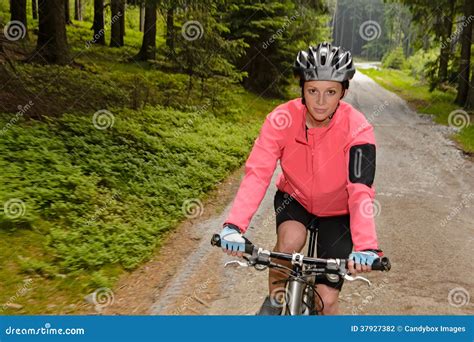 kobiety halny jechać na rowerze przez lasowej drogi zdjęcie stock obraz złożonej z cyklista