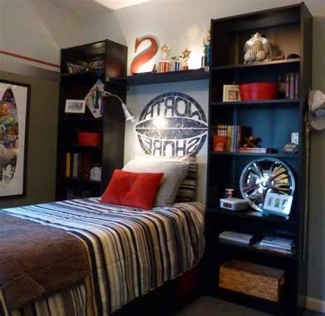 Inspirasi desain kamar tidur pria di atas sangat menampilkan kesan maskulin yang minimalis. Desain Kamar Tidur Cowok Simple Minimalis | MENATA RUMAH ...