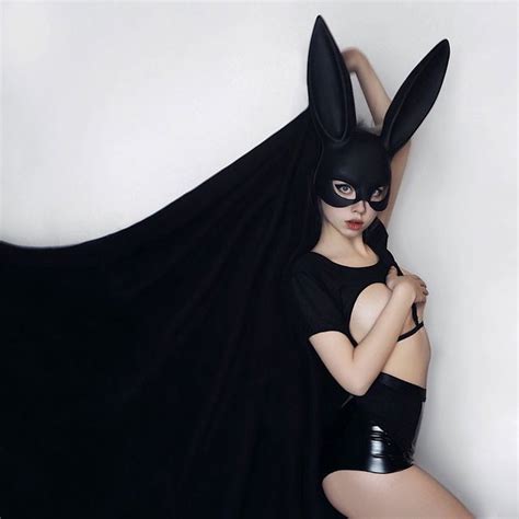 Создать мем маска кроличья плейбой блондинка в черной маске кролика