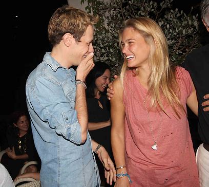 מילים לשיר מחכה של עידן רייכל באתר שירונט. ynet הגיעה לגיל: בר רפאלי חוגגת עם גיל ריבה - תרבות ובידור