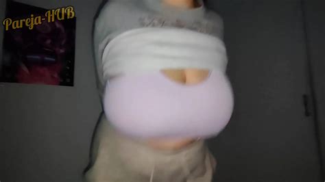 Mi Vecina Me Pasa Un Vídeo Jugando Con Sus Tetas Enormes