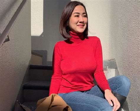 Makin Menantang Ini Pose Tante Ernie Di Instagram Dengan Baju Merah Seksinya