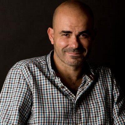 Ganador del xix premio alfaguara de novela por la noche de la usina (2016), ha publicado los libros de relatos esperándolo a tito y otros cuentos de. Eduardo Sacheri, Premio Alfaguara de Novela 2016 : El Blog ...