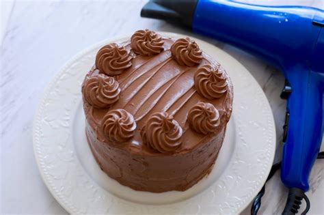 An easy and simple chocolate cake. Easy Cake Decorating: How to Make Cake Frosting Shiny ...
