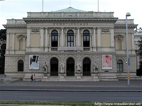 There's an underground car park nearby that's open 24/7. Künstlerhaus in Wien (Foto)